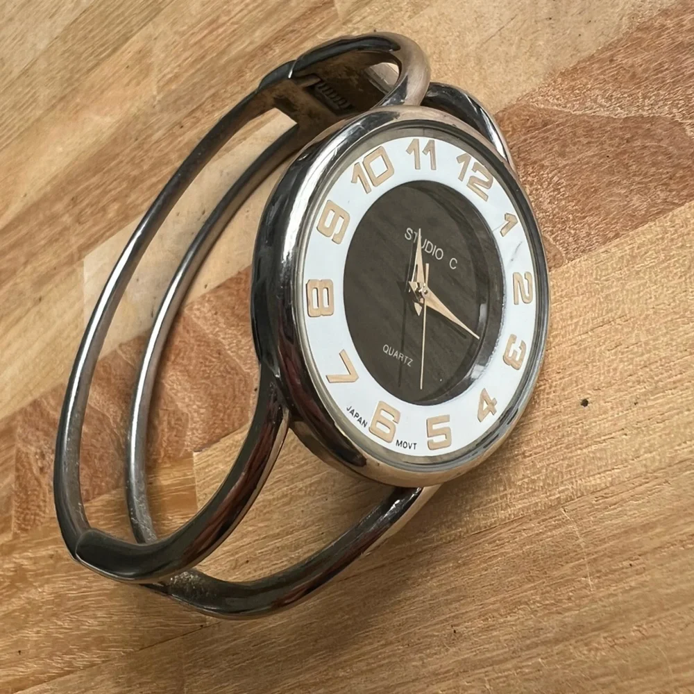 Studio C ladies hinged silver tone bangle bracelet Watch NEW BATTERY
